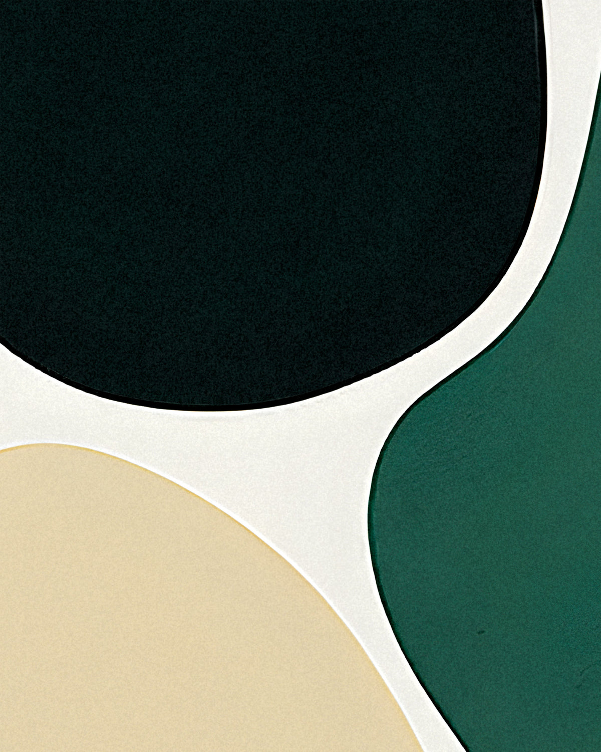 Decoração de parede abstrata geométrica com grandes formas orgânicas pretas, verde-escuras, creme e bege, separadas por uma borda curva branca.