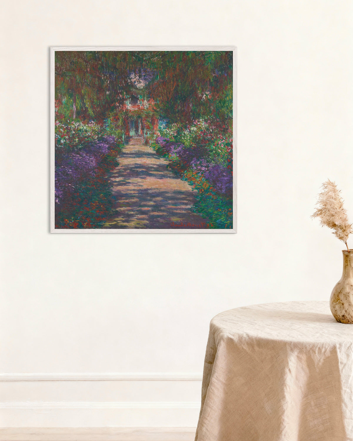 Poster Uma Alameda no Jardim de Monet em Giverny (1902), de Claude Monet, com moldura de madeira branca