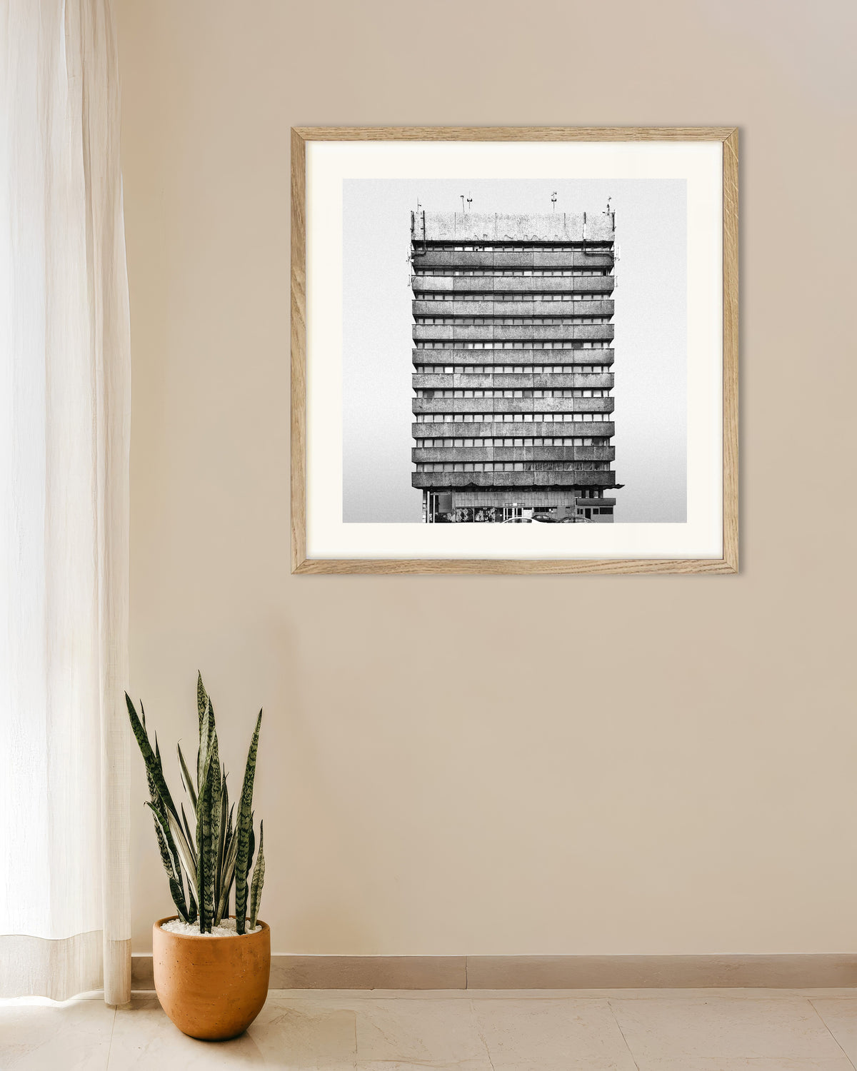 Poster «Torre de escritórios às riscas», com moldura de madeira natural