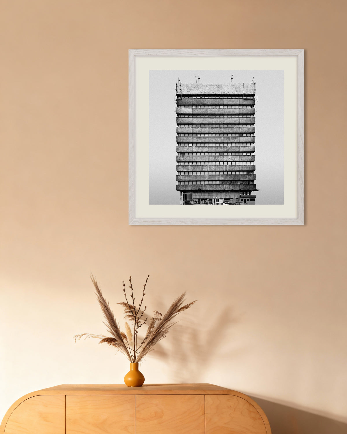 Poster «Torre de escritórios às riscas», com moldura de madeira branca