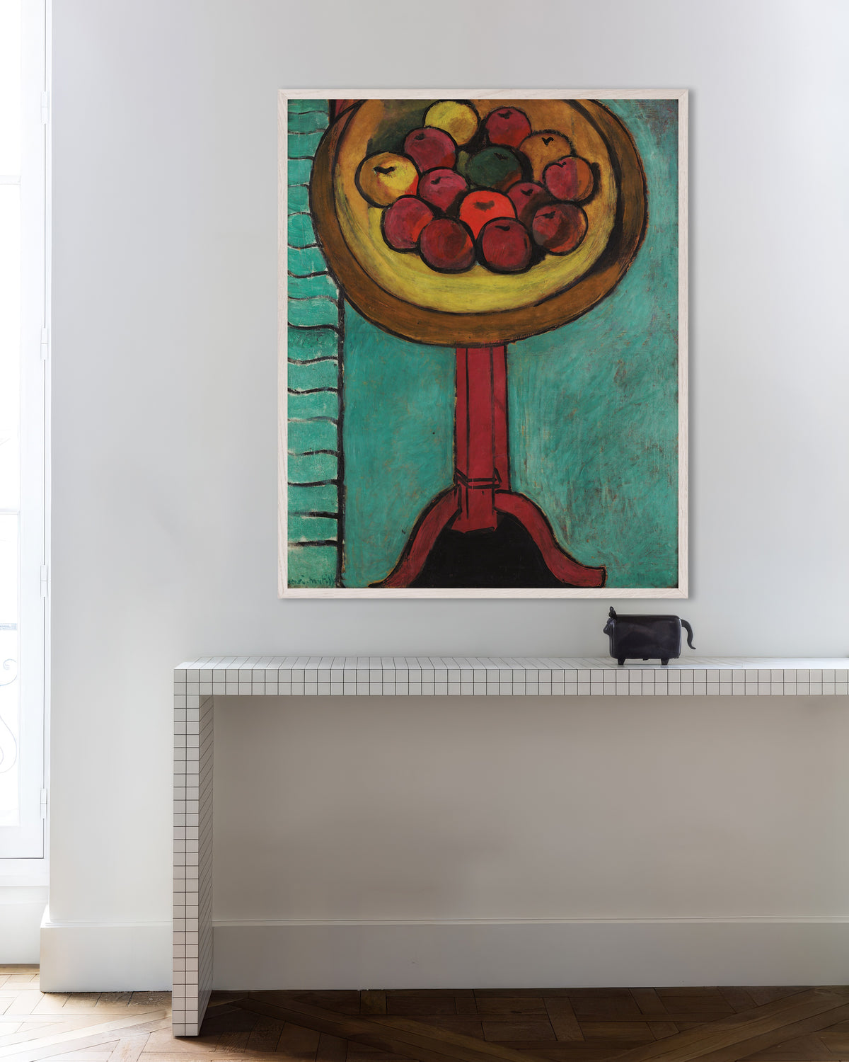 Poster de Taça de maçãs sobre uma mesa (1916), de Henri Matisse, com moldura de madeira branca