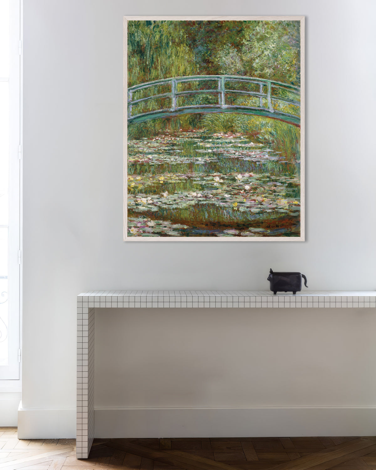 Poster Ponte sobre o Lago dos Nenúfares (1899), de Claude Monet, com moldura de madeira branca