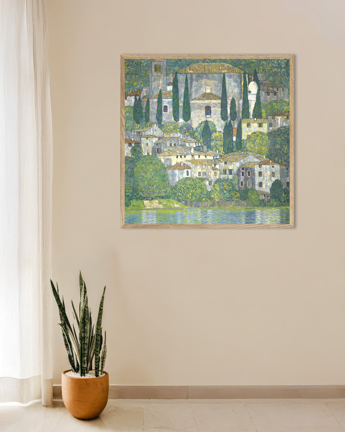 Poster Igreja em Cassone (Paisagem com Ciprestes) (1913), de Gustav Klimt, com moldura de madeira natural