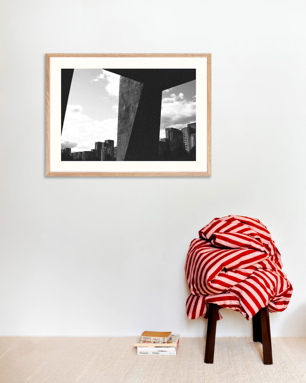 Poster «Cidade vista entre pilares de betão», com moldura de madeira natural