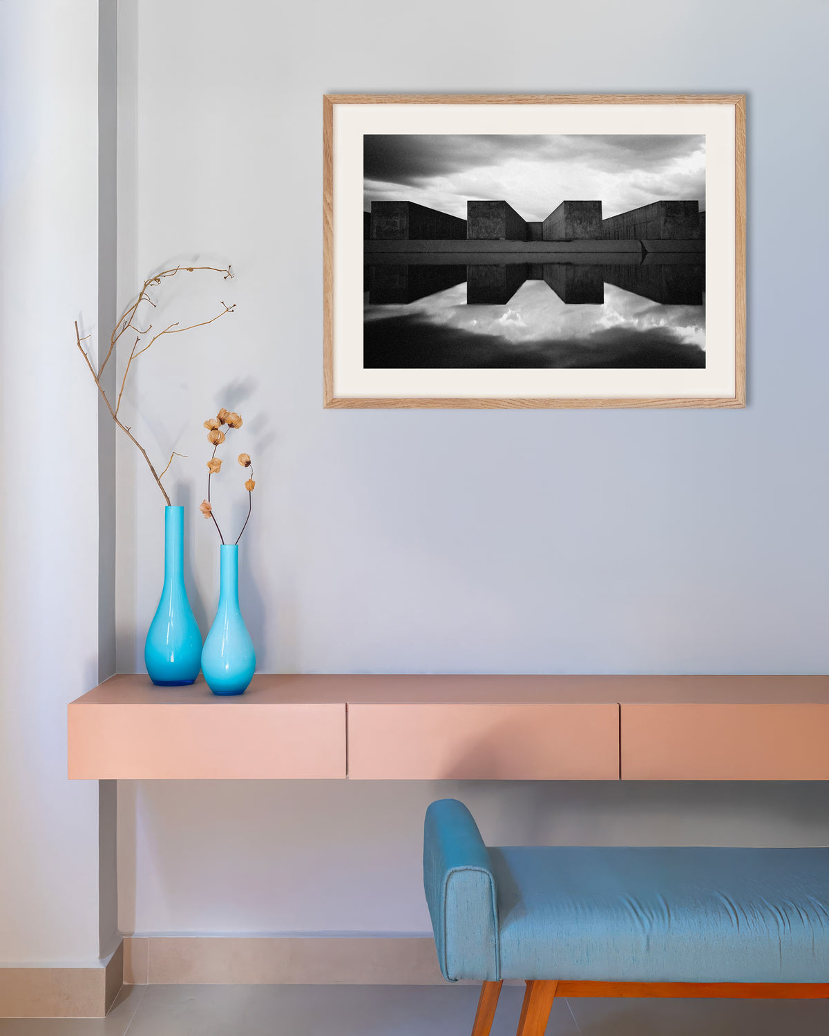 Poster «Blocos de betão refletidos na água», com moldura de madeira natural