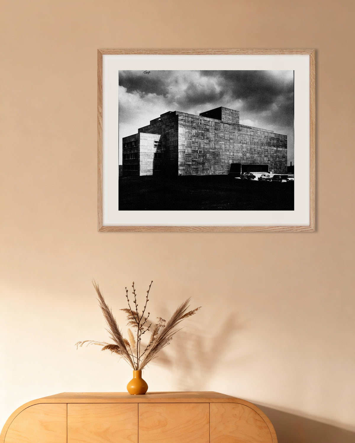 Poster «Edifício de betão sob uma tempestade», com moldura de madeira natural