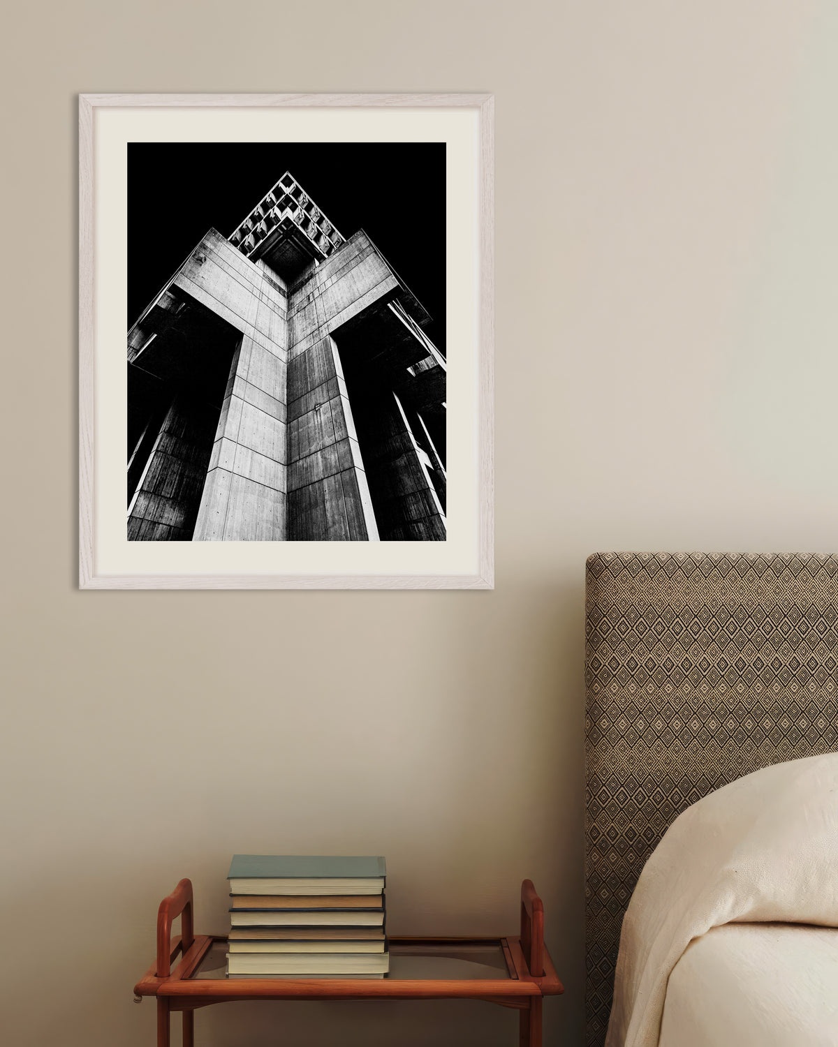 Poster «Torre cruciforme de betão à noite», com moldura de madeira branca