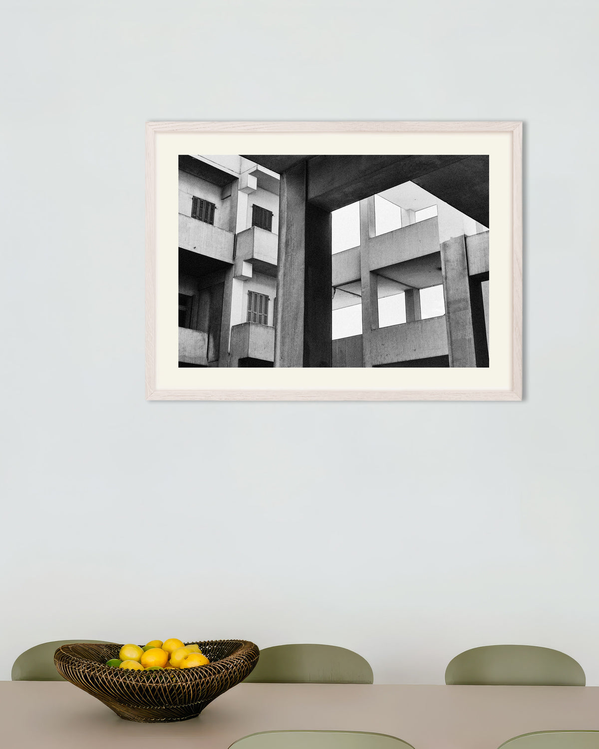 Poster «Molduras e portadas de betão», com moldura de madeira branca