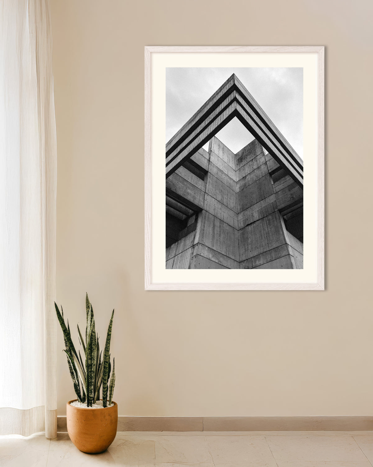 Poster «Linha do telhado de betão vista de baixo», com moldura de madeira branca
