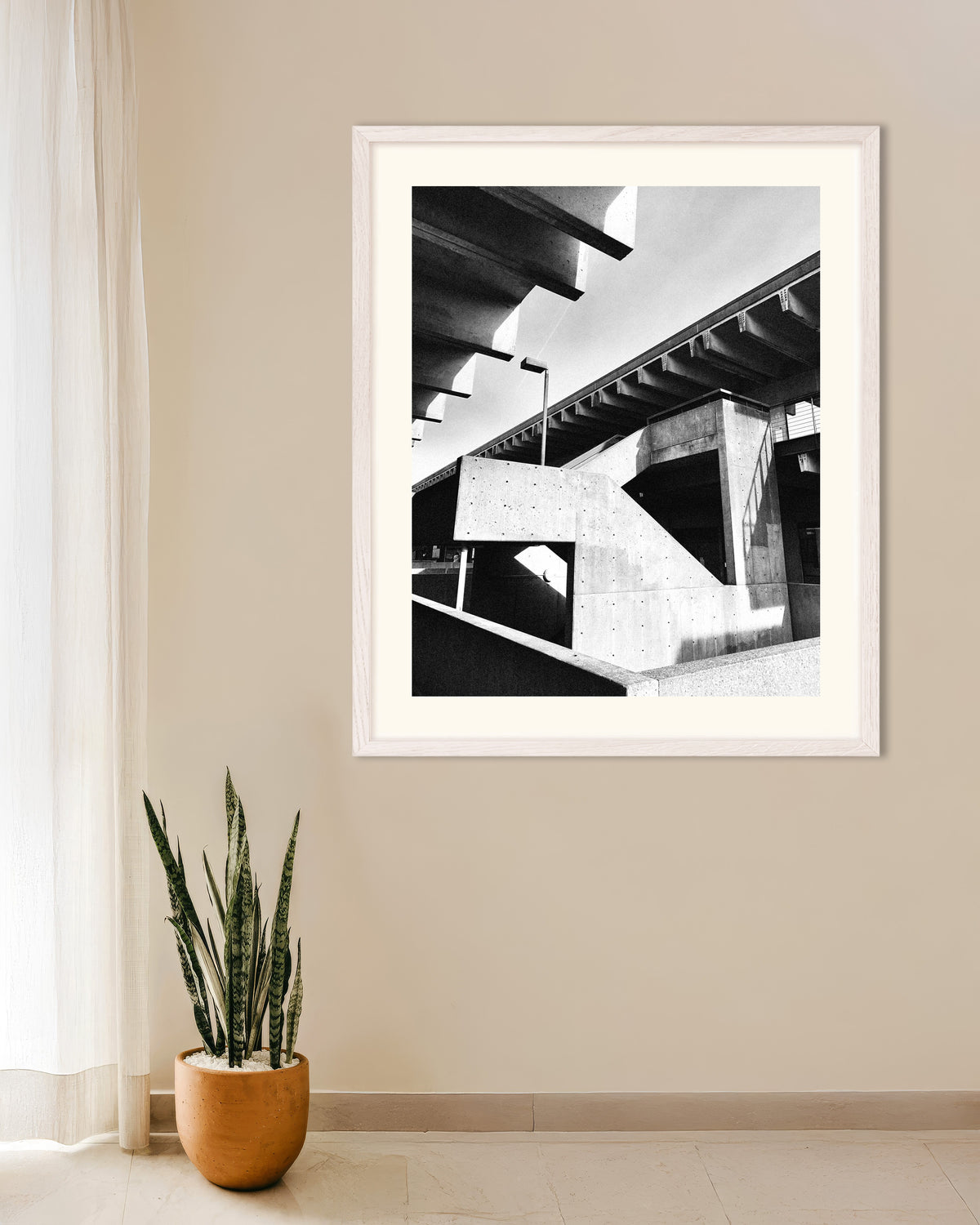 Poster «Escadas de betão à luz do sol», com moldura de madeira branca