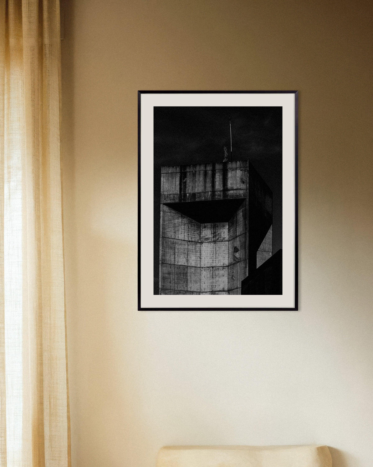 Poster «Topo de uma torre de betão à noite», com moldura metálica