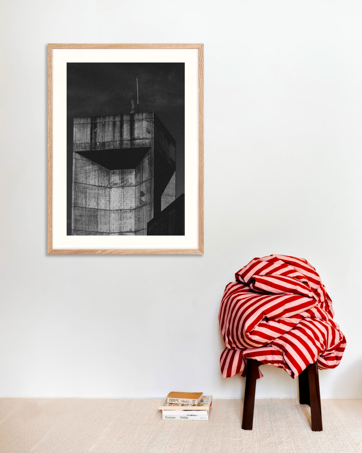 Poster «Topo de uma torre de betão à noite», com moldura de madeira natural