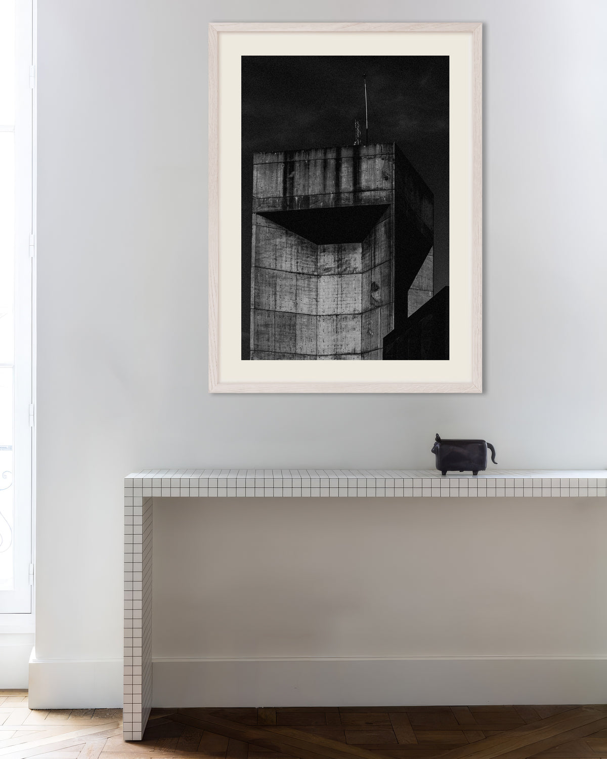Poster «Topo de uma torre de betão à noite», com moldura de madeira branca