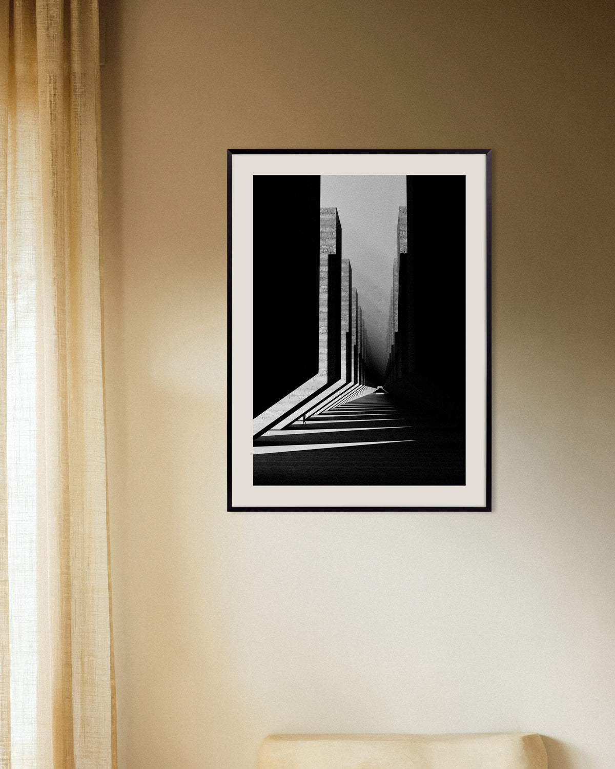 Poster «Corredor de Luz e Betão», com moldura metálica