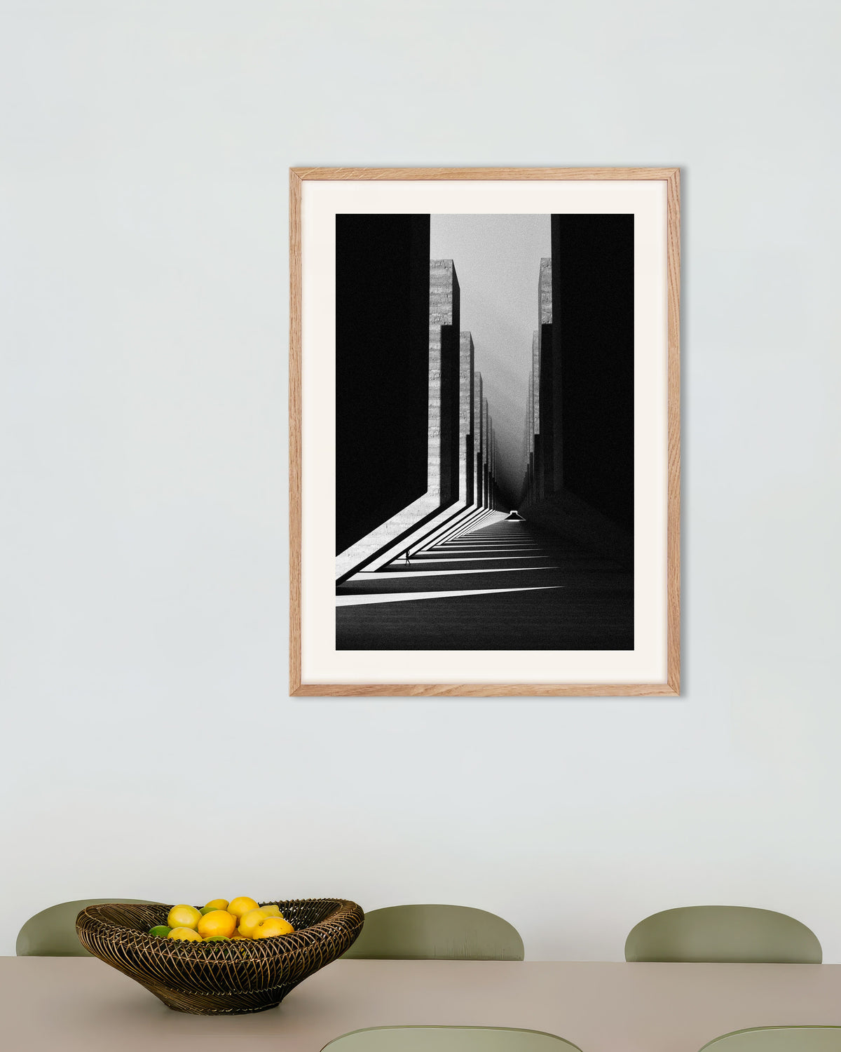 Poster «Corredor de Luz e Betão», com moldura de madeira natural