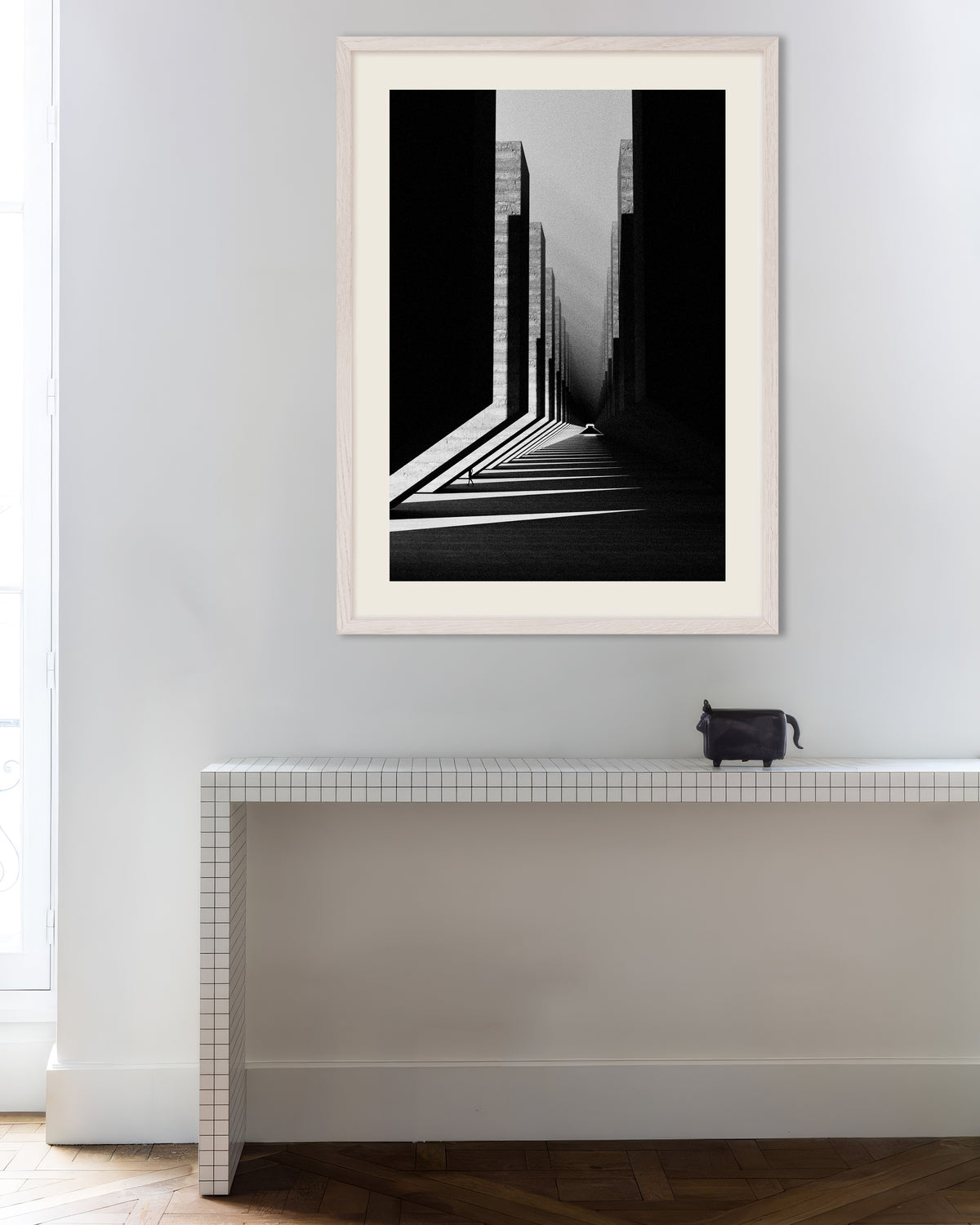 Poster «Corredor de Luz e Betão», com moldura de madeira branca