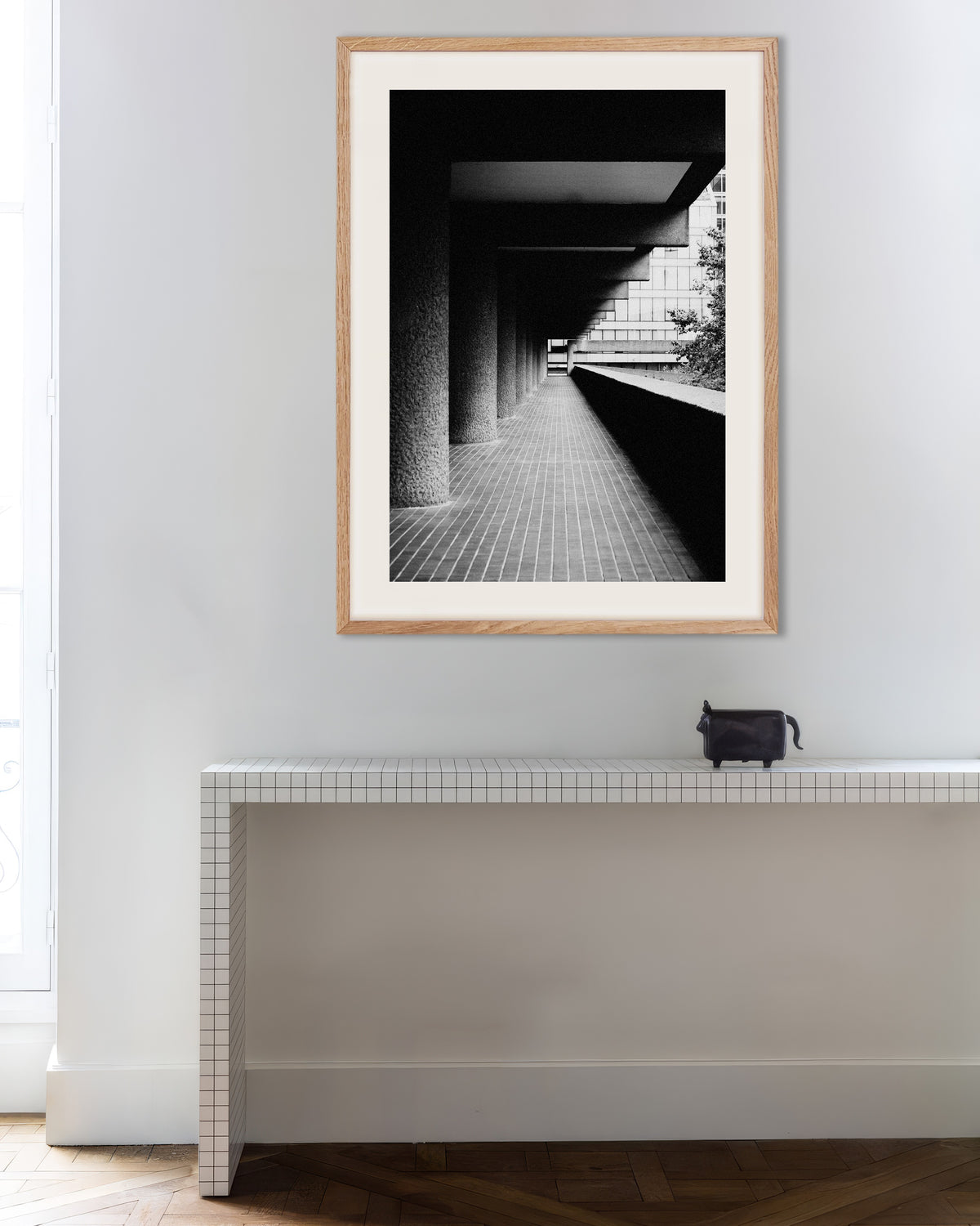 Poster «Galeria Coberta com Colunas Rústicas», com moldura de madeira natural