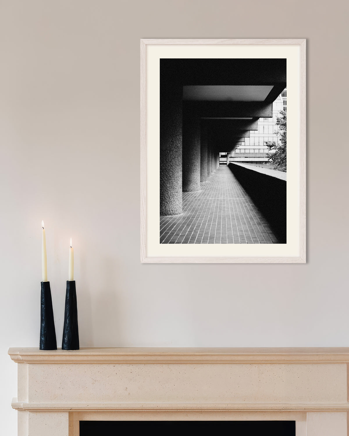 Poster «Galeria Coberta com Colunas Rústicas», com moldura de madeira branca