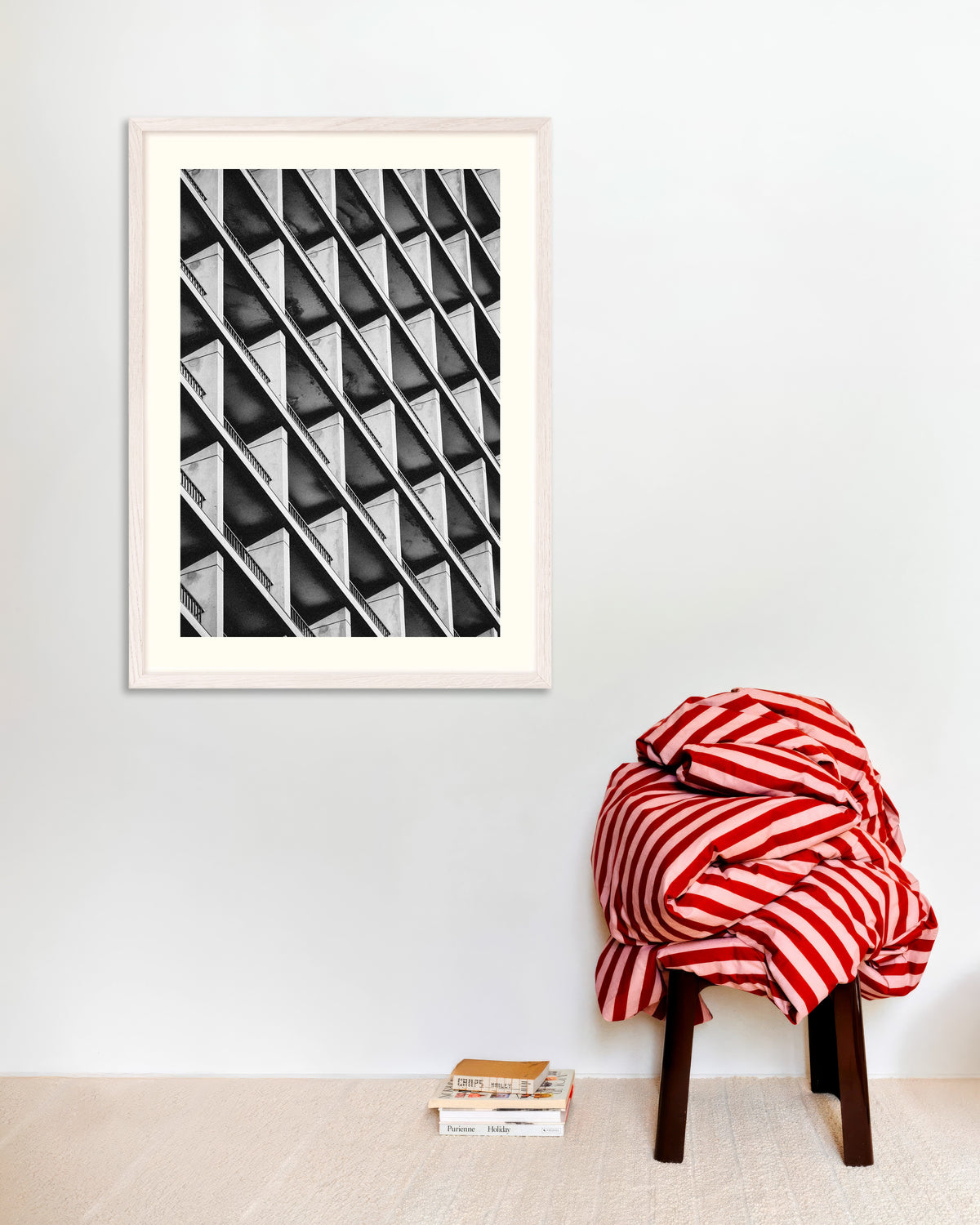 Poster «Ritmo diagonal das varandas», com moldura de madeira branca