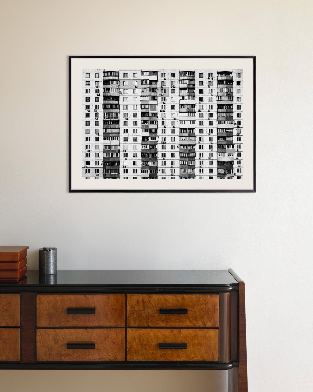 Poster «Bloco de apartamentos sem fim», com moldura metálica