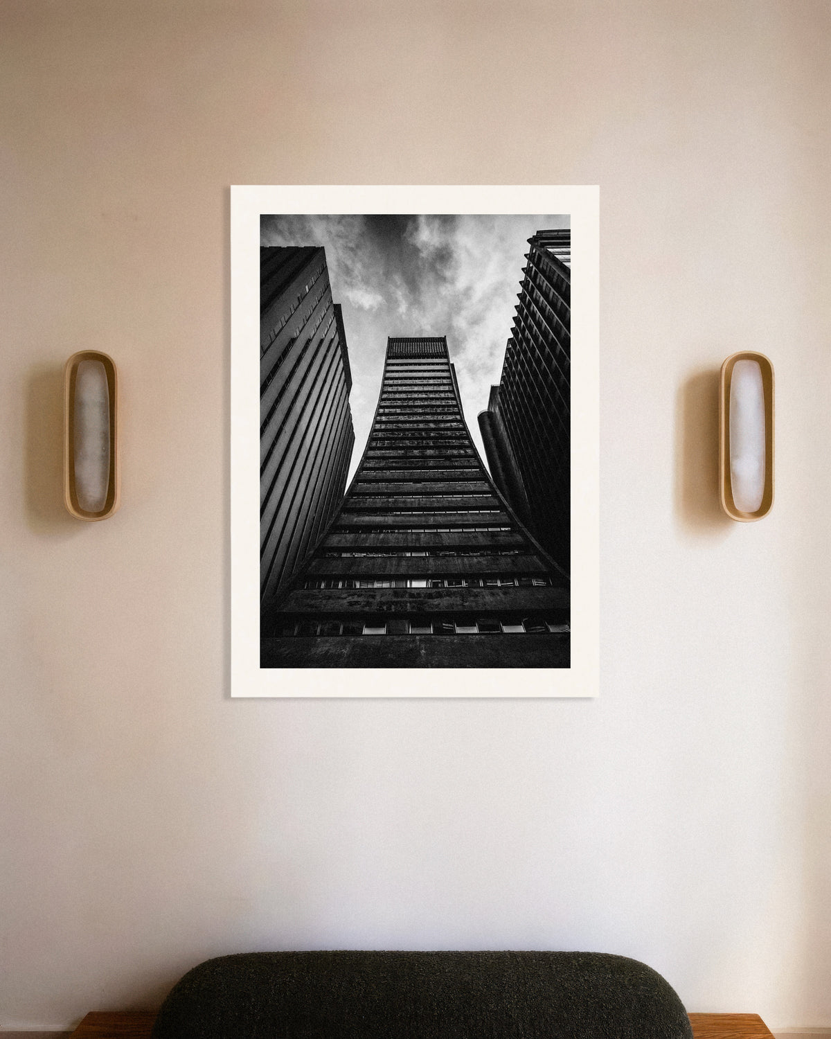 Poster «Torre alargada entre gigantes»