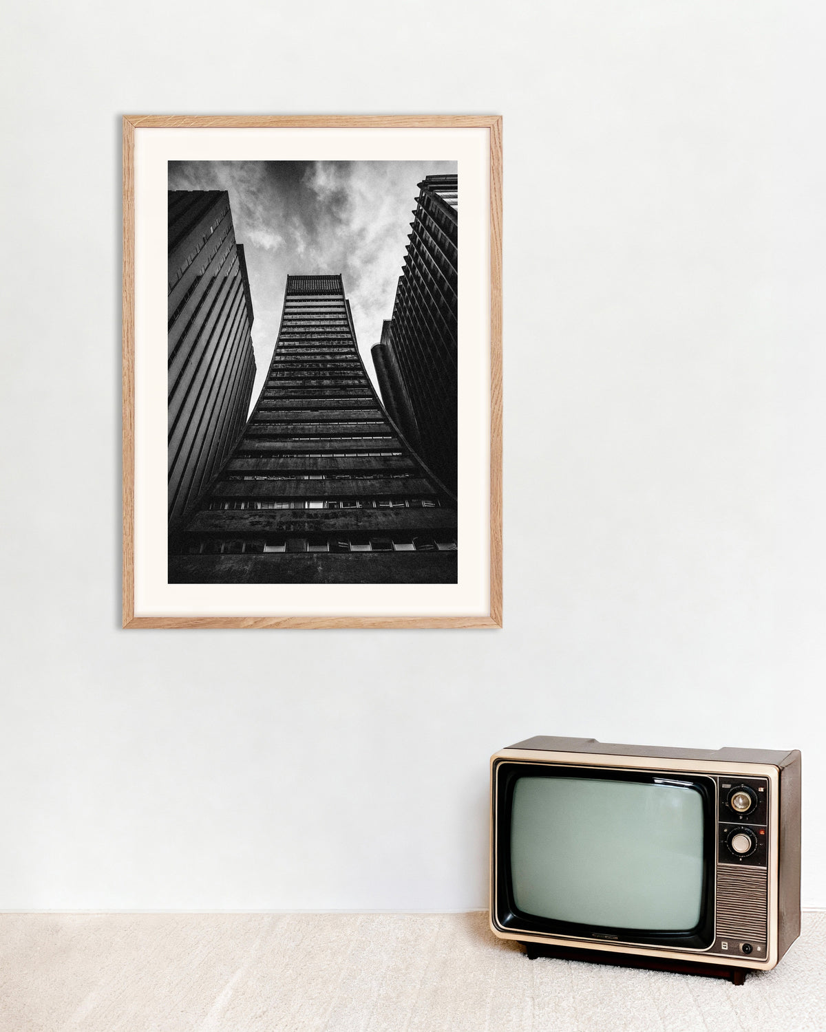 Poster «Torre alargada entre gigantes», com moldura de madeira natural
