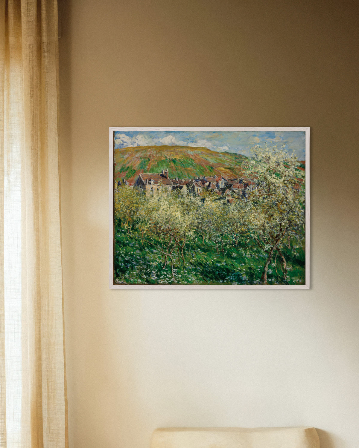 Poster Ameixoeiras em Flor (1879), de Claude Monet, com moldura de madeira branca