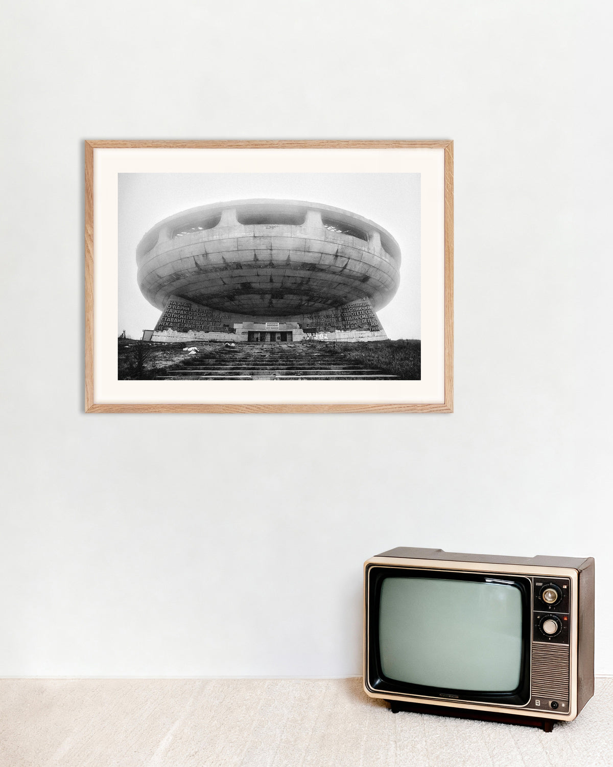 Poster «Monumento do Disco Voador no Nevoeiro», com moldura de madeira natural