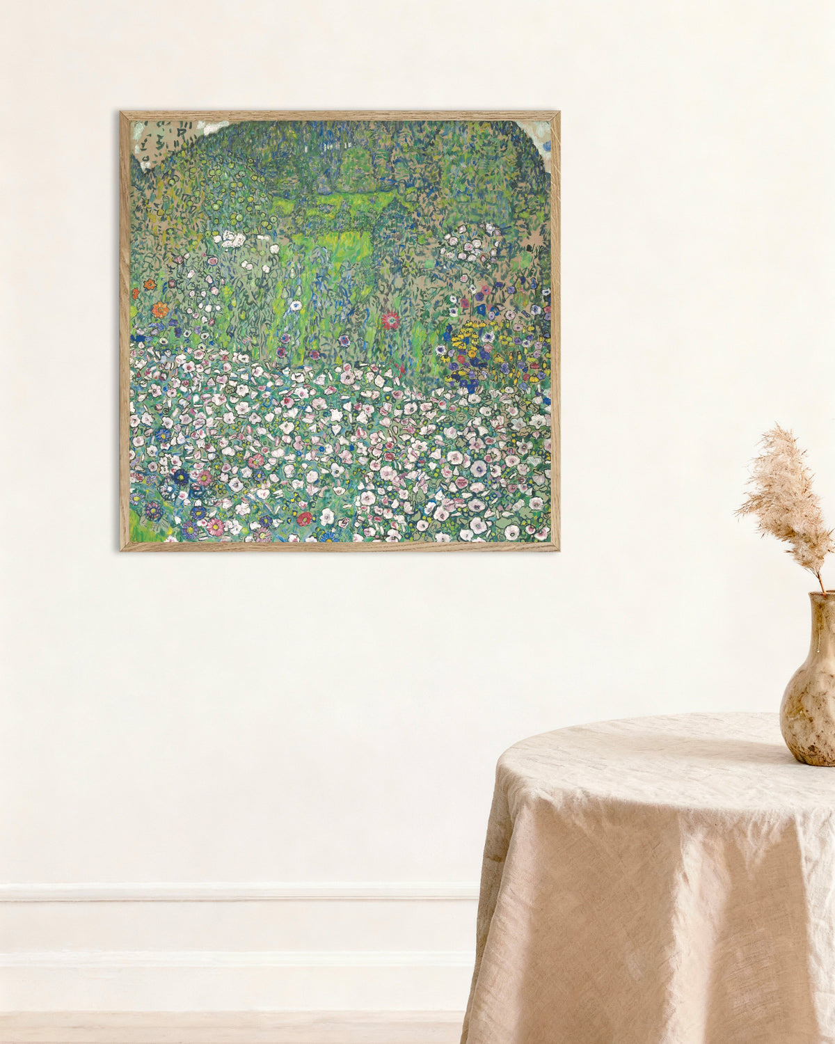 Poster de Paisagem de jardim com colina (1916), de Gustav Klimt, com moldura de madeira natural