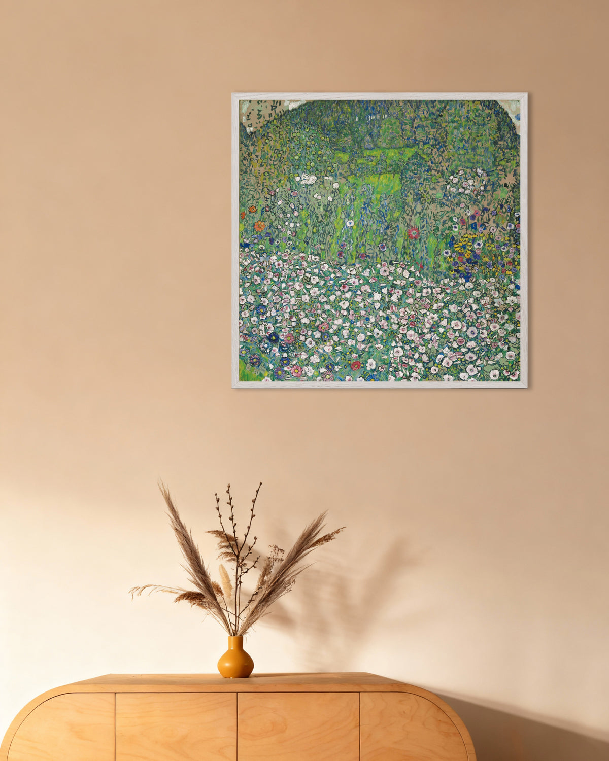 Poster de Paisagem de jardim com colina (1916), de Gustav Klimt, com moldura de madeira branca