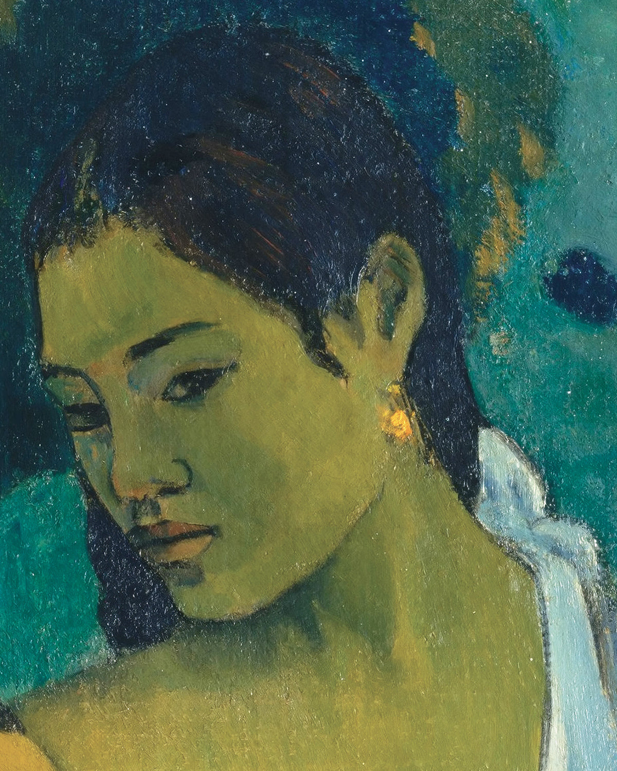 Close-up de uma pintura de Paul Gauguin, retrato de uma mulher com cabelo escuro, pele verde-pálida e uma peça de roupa branca, sobre um fundo verde-azulado e azul.