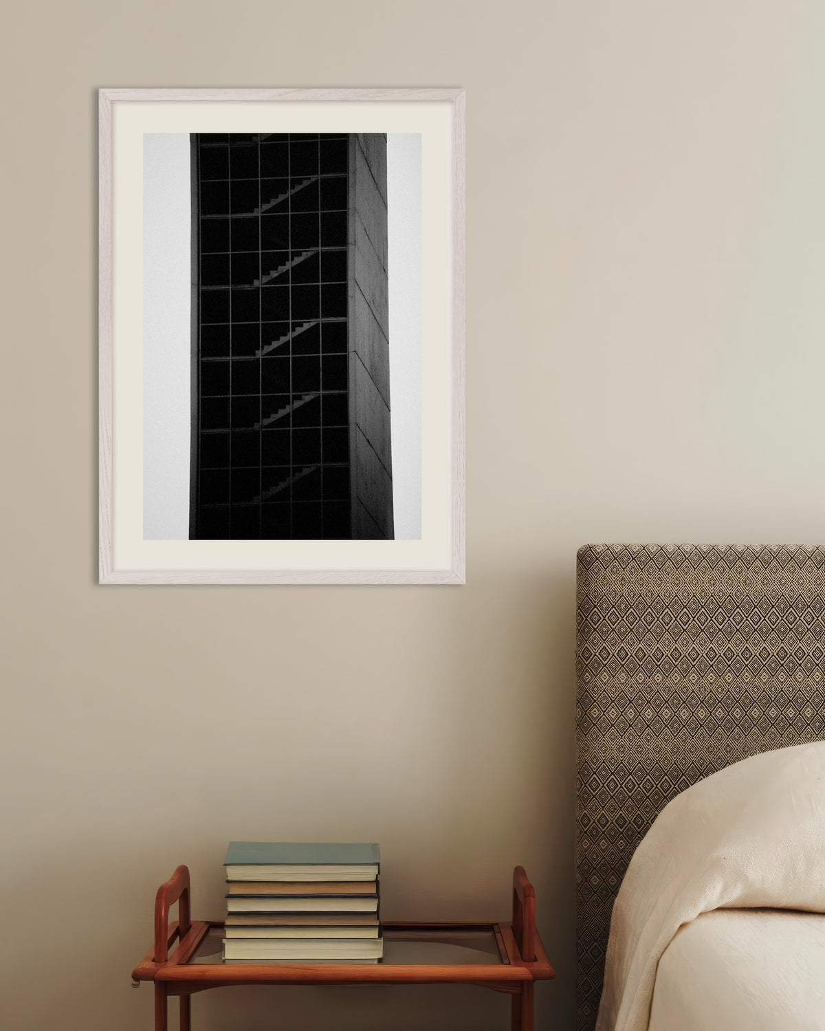 Poster «Torre de escadas de vidro», com moldura de madeira branca