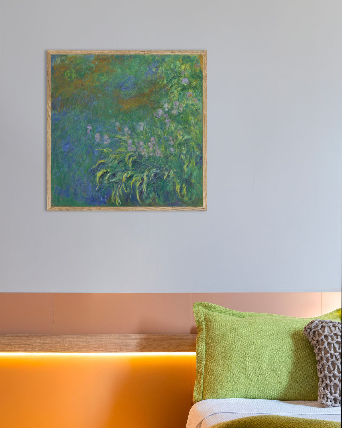 Poster Íris (1914–1917), de Claude Monet, com moldura de madeira natural