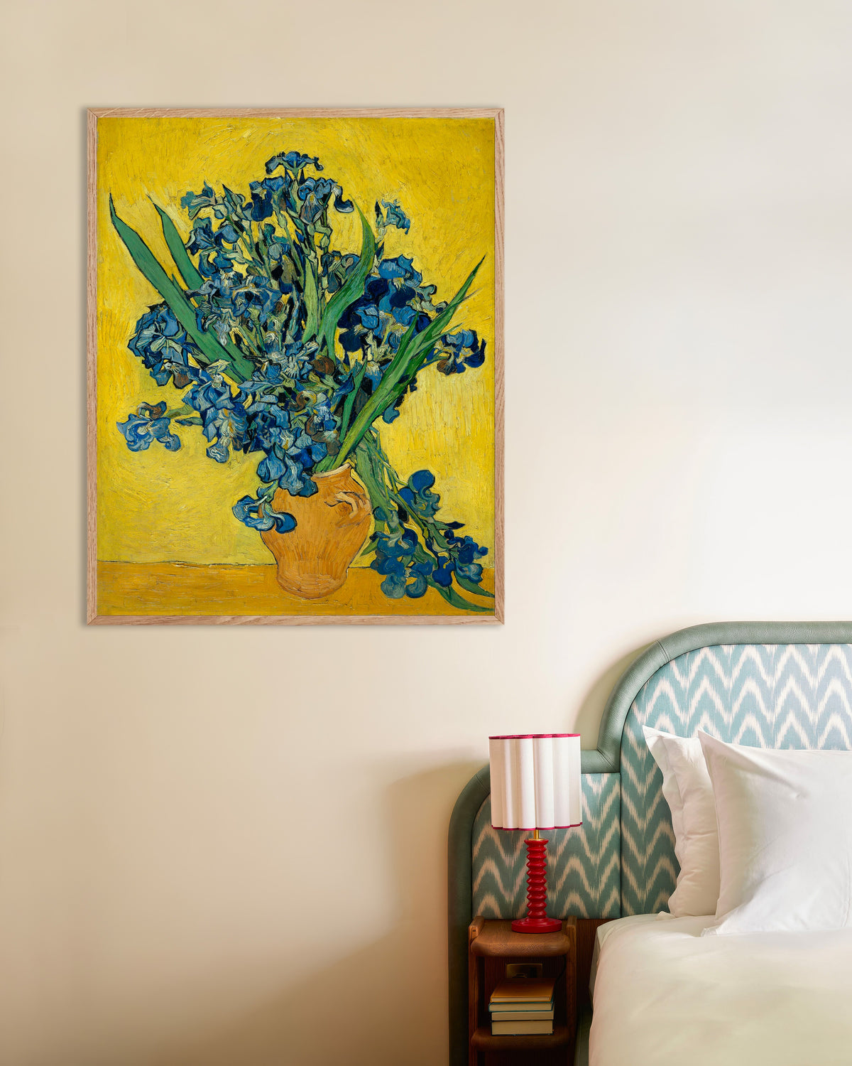 Poster de Íris numa jarra (1890), de Vincent van Gogh, com moldura de madeira natural