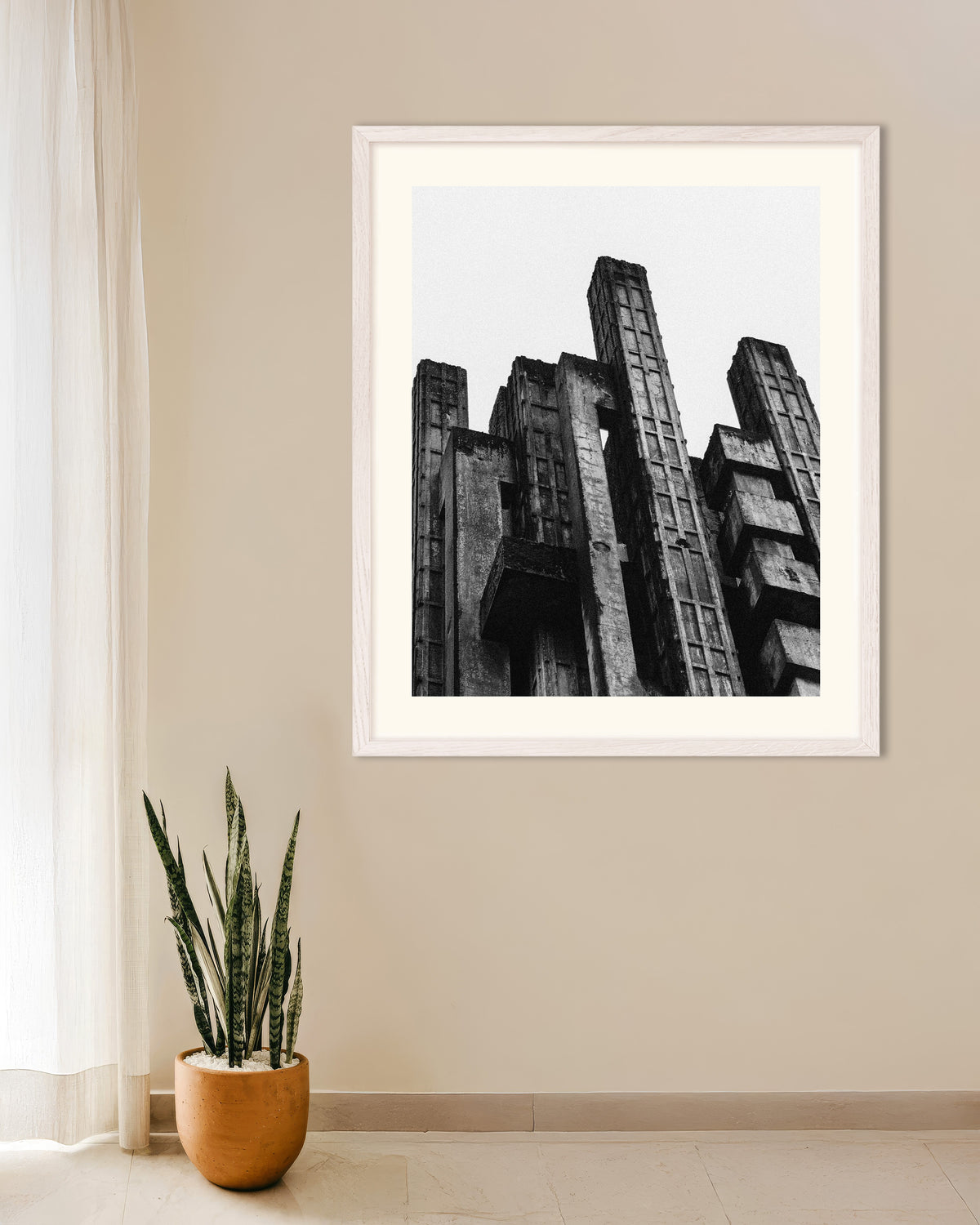 Poster «Torres de betão angulosas», com moldura de madeira branca