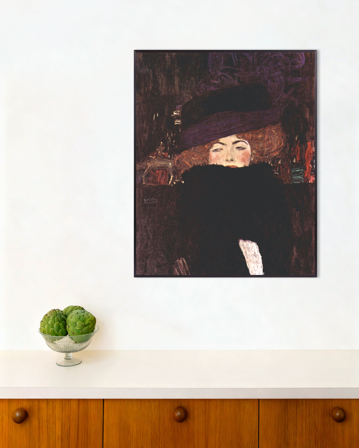Poster de Senhora com chapéu e boá de plumas (1909), de Gustav Klimt, com moldura metálica