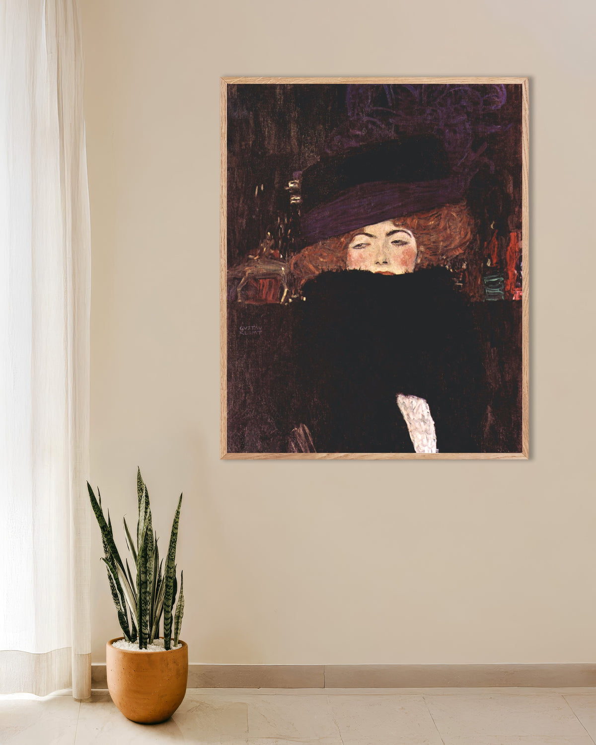 Poster de Senhora com chapéu e boá de plumas (1909), de Gustav Klimt, com moldura de madeira natural