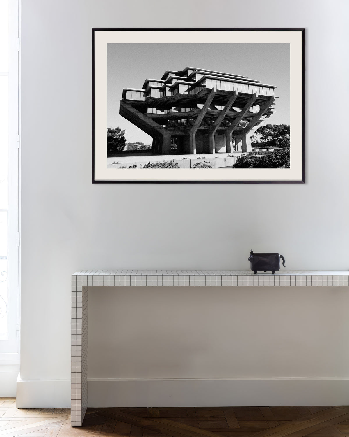 Poster «Biblioteca sobre pilares de betão», com moldura metálica