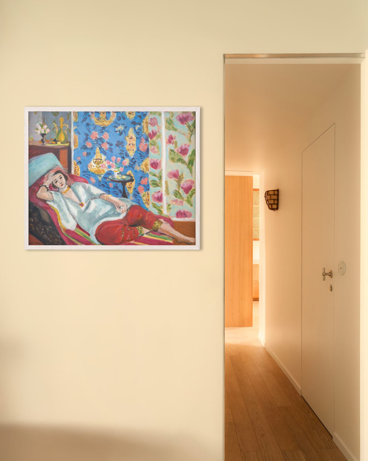 Poster de Odalisca com Calções Vermelhos (1924-1925), de Henri Matisse, com moldura de madeira branca