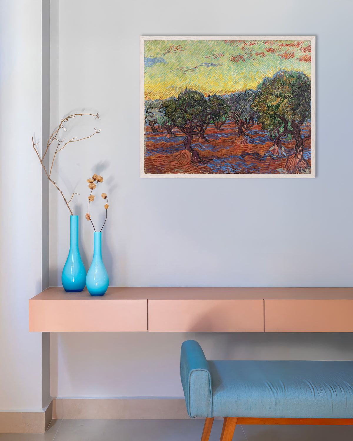 Poster Olival sob um céu cor de laranja (1889), de Vincent van Gogh, com moldura de madeira branca