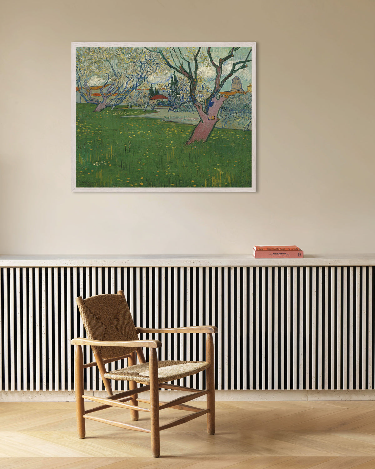 Poster de Pomar em Flor com Vista para Arles (1889), de Vincent van Gogh, com moldura de madeira branca