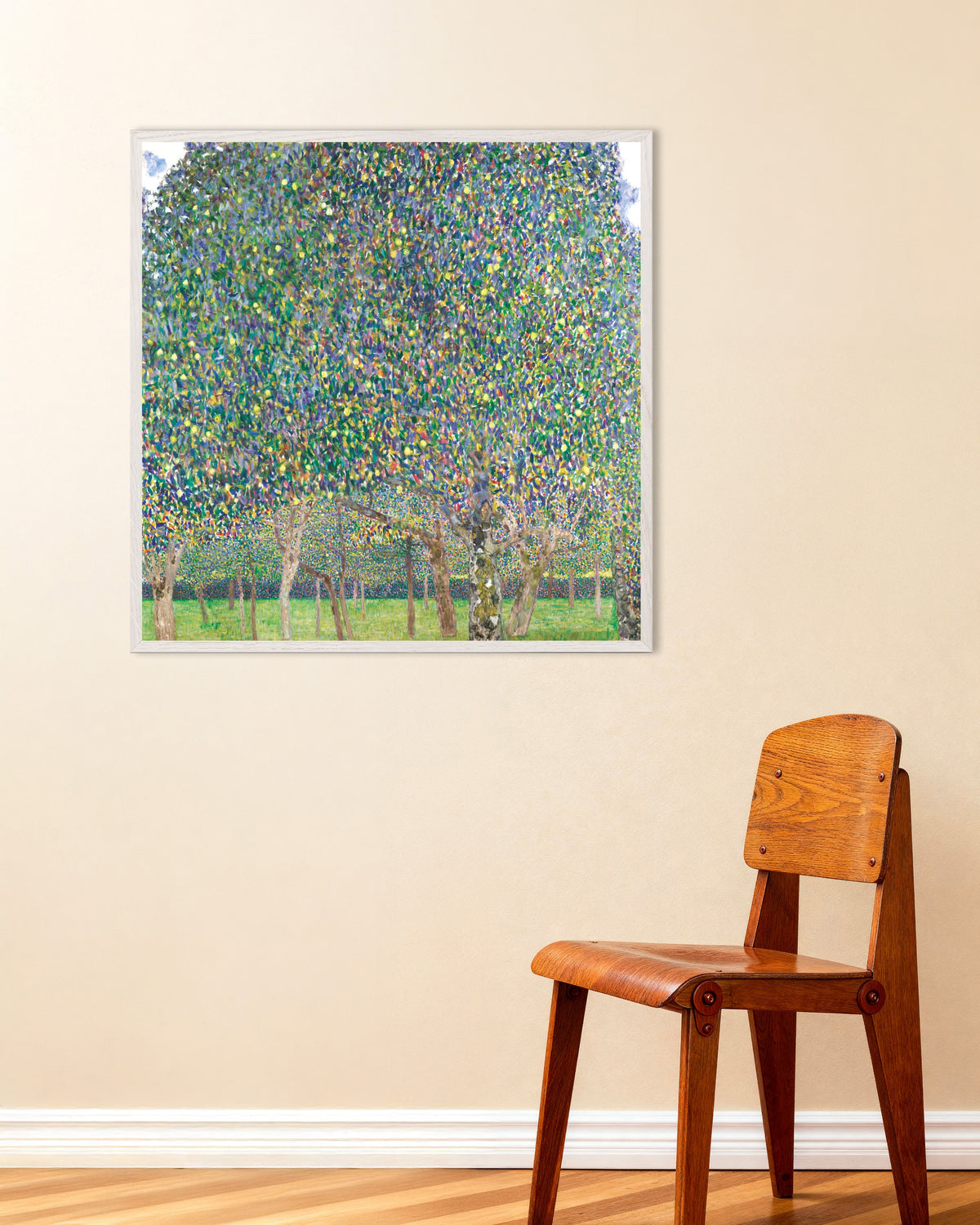 Poster A Pereira (1903), de Gustav Klimt, com moldura de madeira branca
