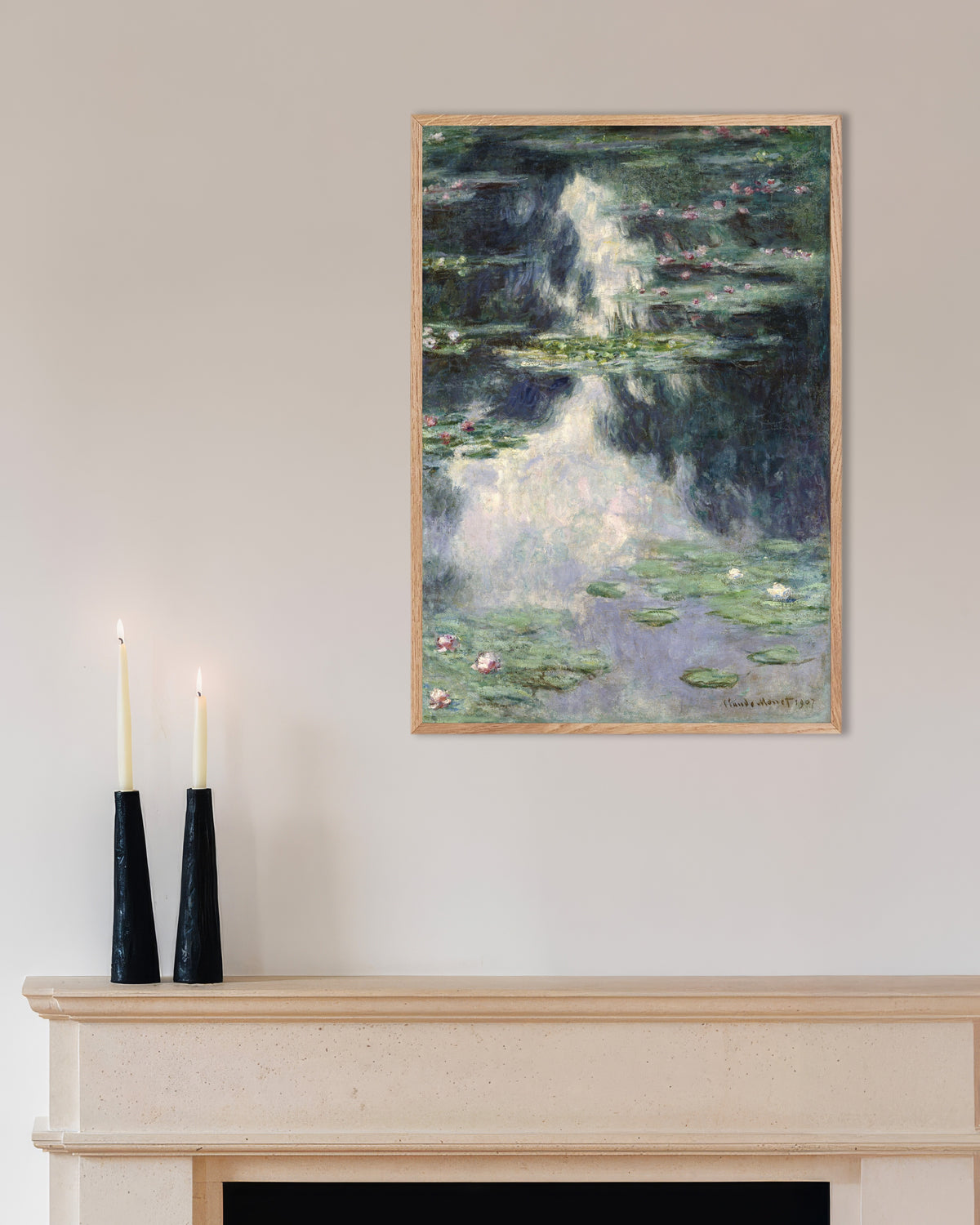 Poster Lago com Nenúfares (1907), de Claude Monet, com moldura de madeira natural