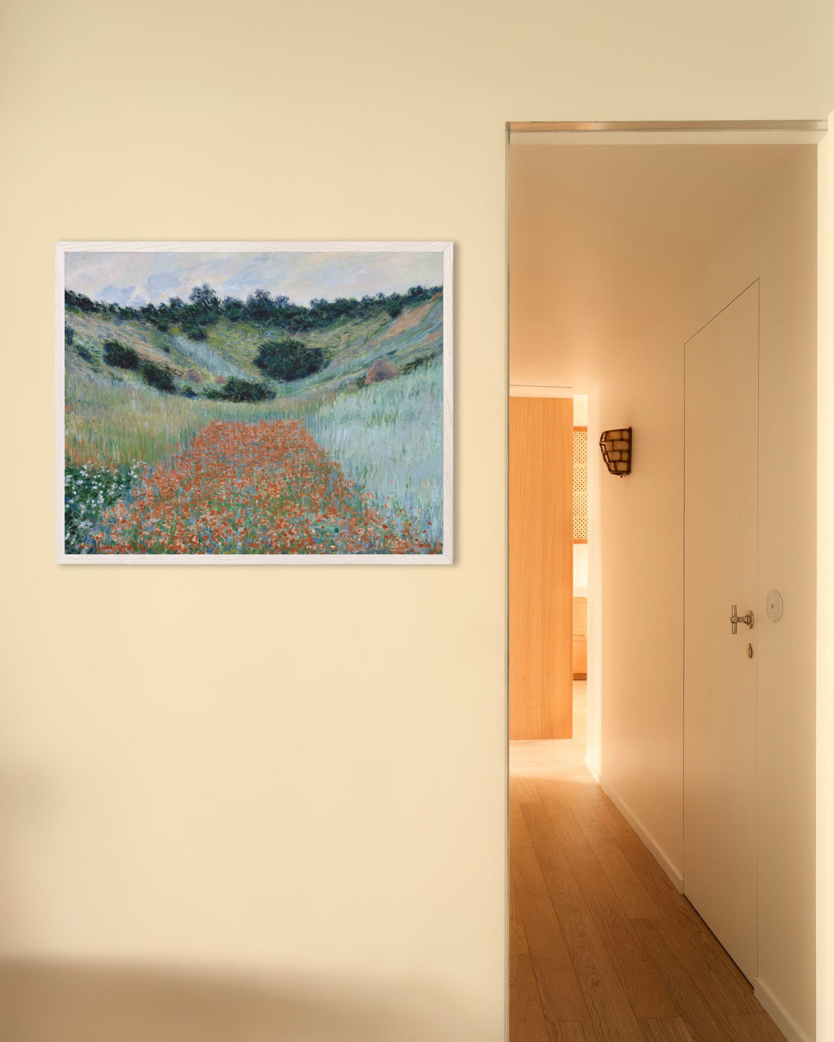 Poster Campo de Papoilas numa Depressão perto de Giverny (1885), de Claude Monet, com moldura de madeira branca