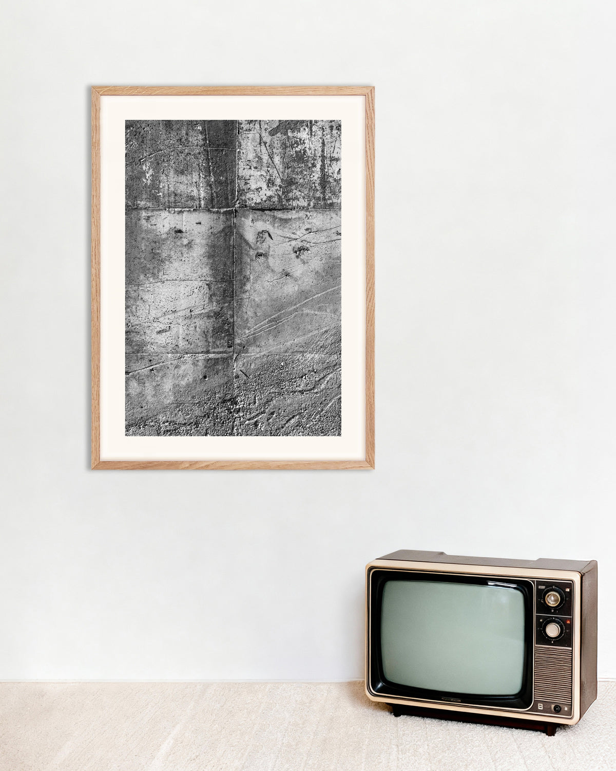 Poster «Textura de parede em betão cru», com moldura de madeira natural