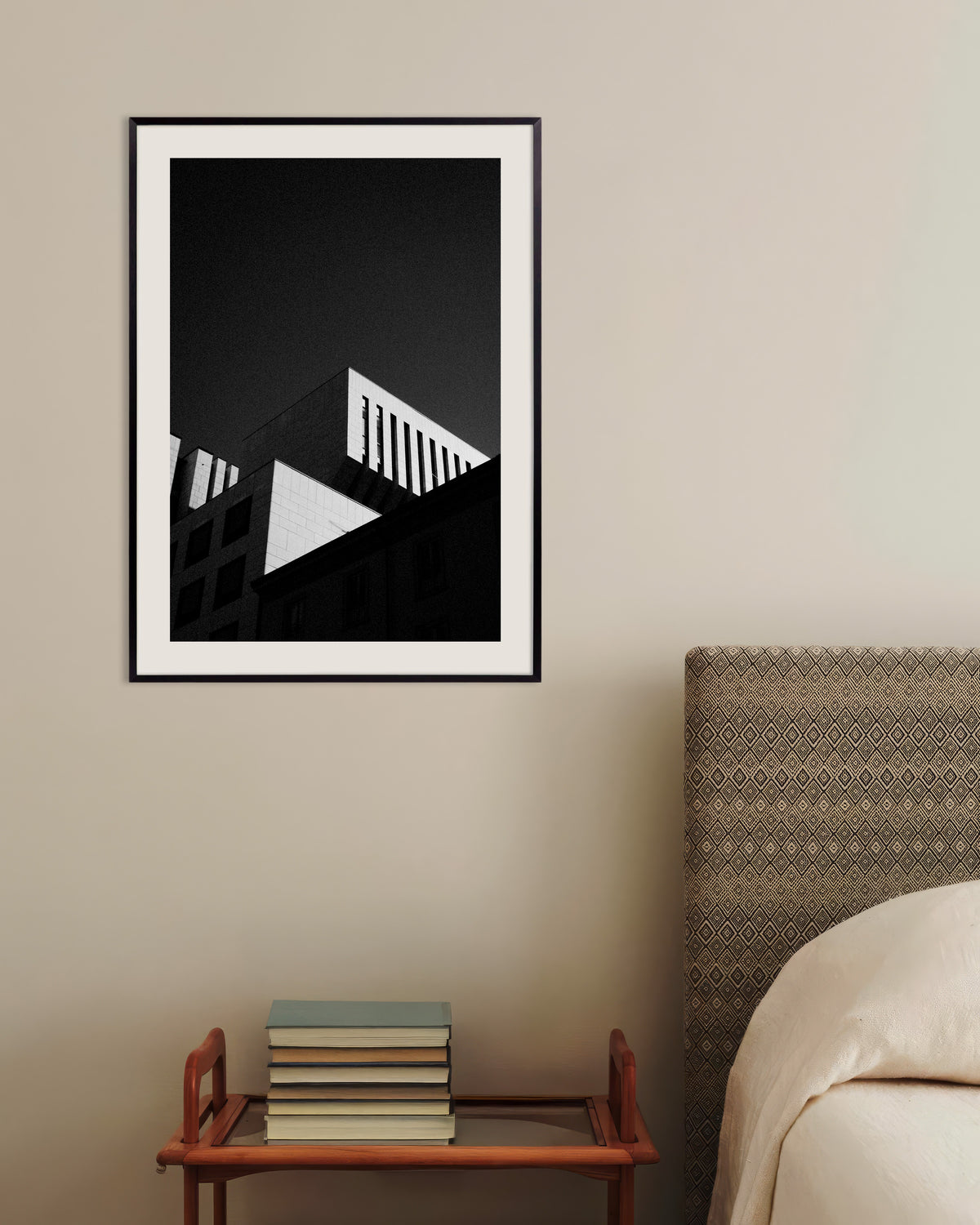 Poster «Telhados contra um céu escuro», com moldura metálica
