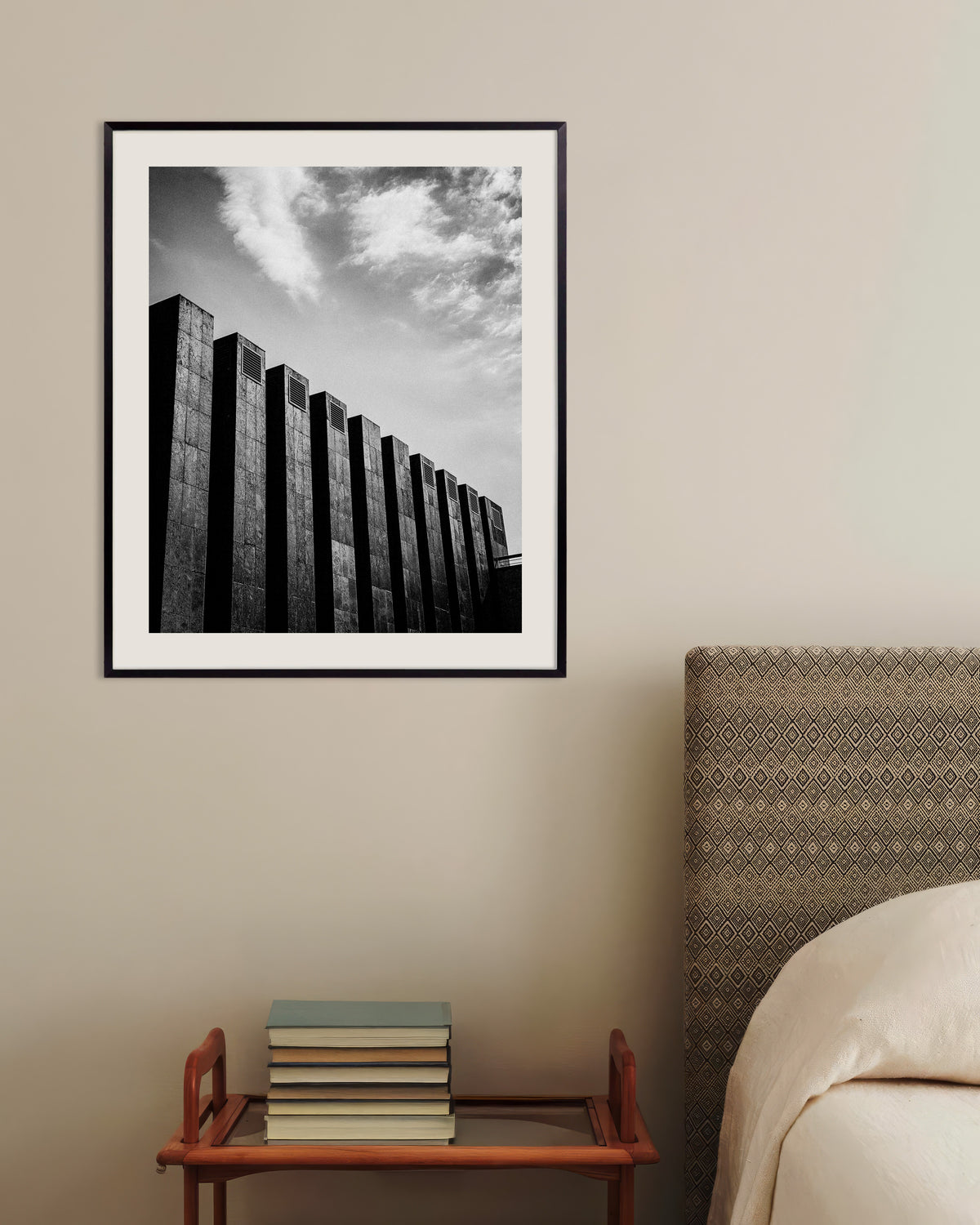 Poster «Fila de lâminas escuras e nuvens», com moldura metálica