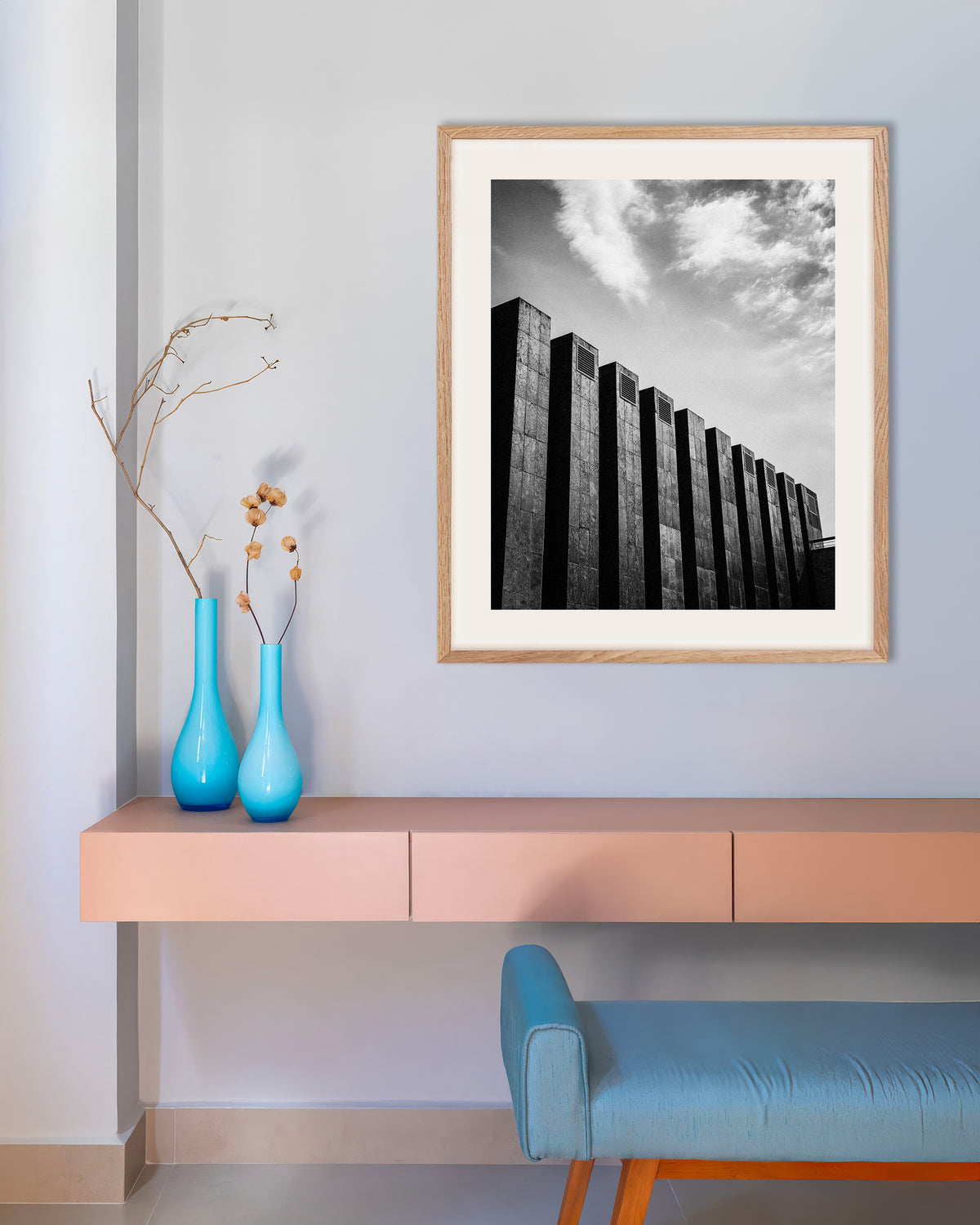Poster «Fila de lâminas escuras e nuvens», com moldura de madeira natural
