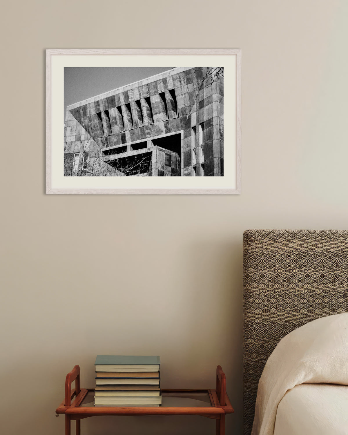 Poster «Fachada de betão em dente de serra», com moldura de madeira branca