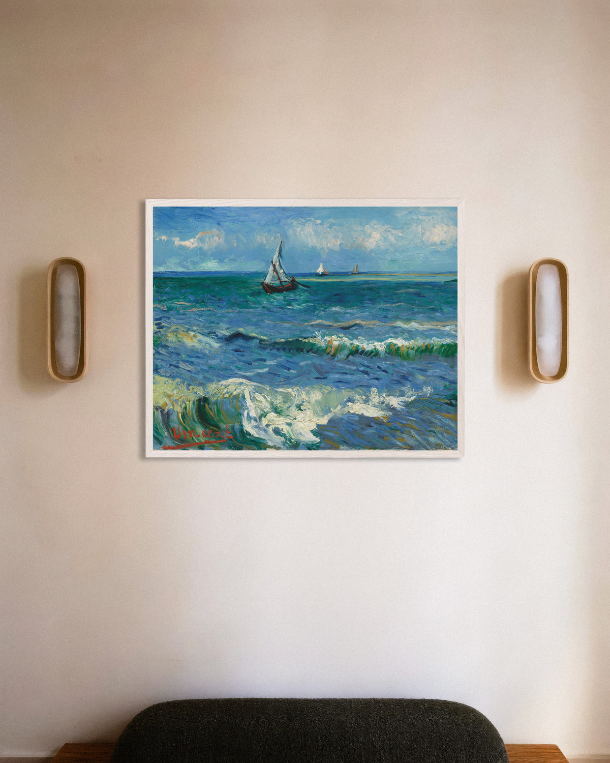 Poster de Paisagem marítima perto de Les Saintes-Maries-de-la-Mer (1888), de Vincent van Gogh, com moldura de madeira branca